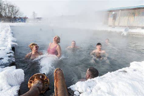 Piscina termale con persone che si rilassano