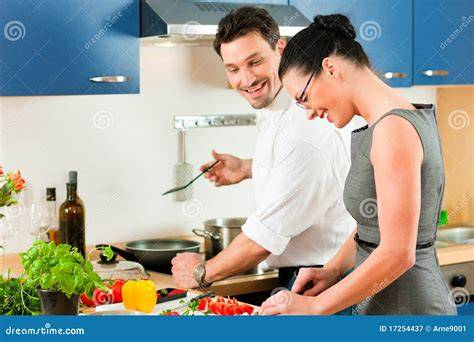 Coppia che cucina insieme