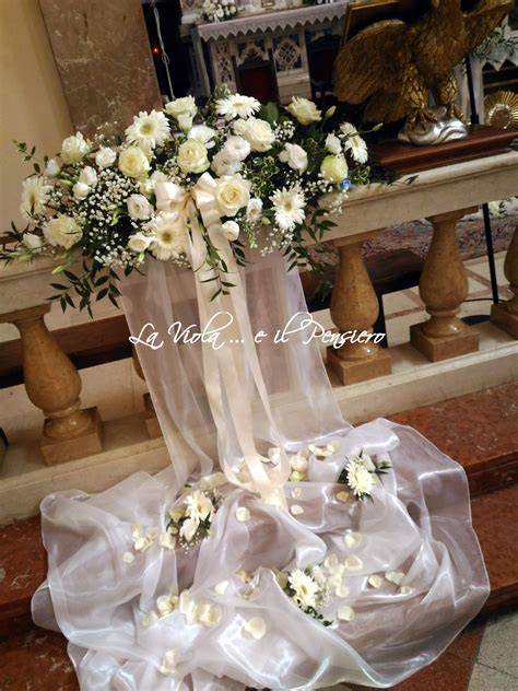 Composizione floreale da matrimonio con rose e verde