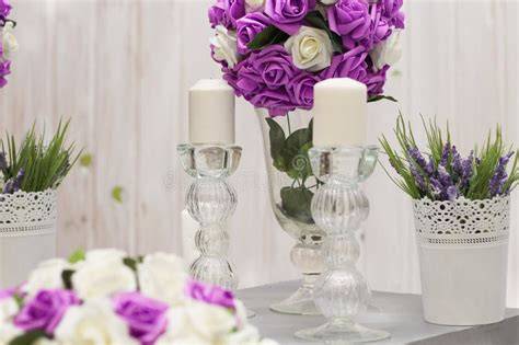 Candele e fiori per un'atmosfera romantica