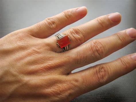 Mano con anello sull'anulare