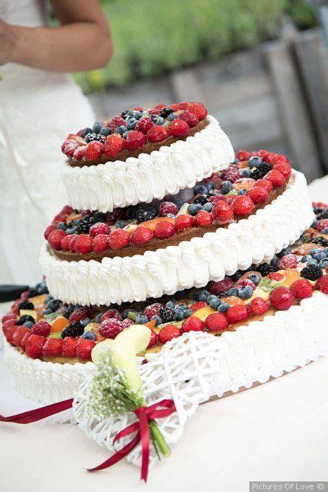 Torta nuziale decorata con frutta fresca mista