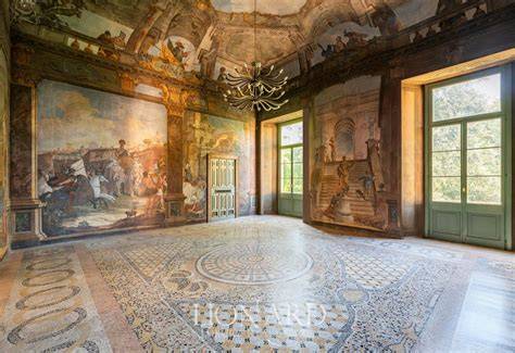Interno di una villa storica con affreschi