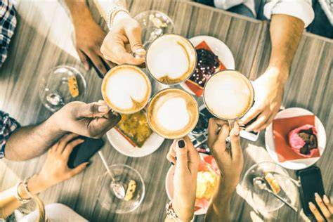 gruppo di amiche che brindano