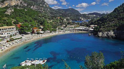 Vista panoramica di Paleokastritsa con le sue baie