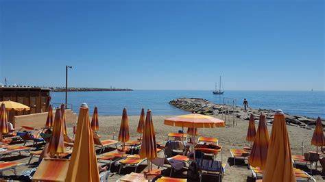 Spiaggia privata dell'Hotel Conca d'Oro con lettini e ombrelloni