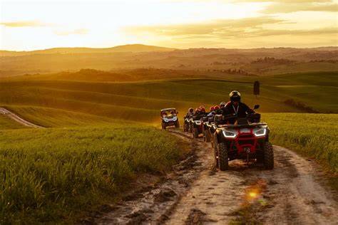 Gruppo di amiche che fanno quad tra le colline