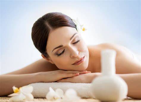 Donna che si rilassa in una spa
