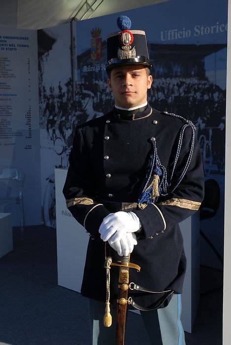 Divisa della Polizia di Stato in alta uniforme