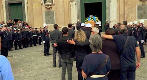 Arco di rose formato da poliziotti per un picchetto d'onore
