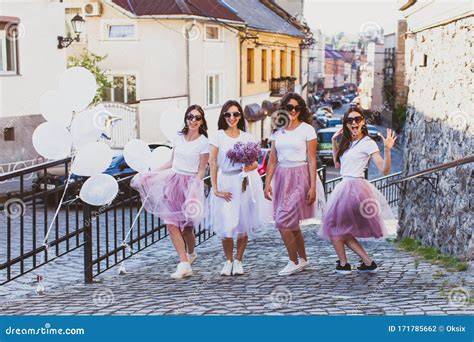 Ragazze che festeggiano a una festa di nubilato