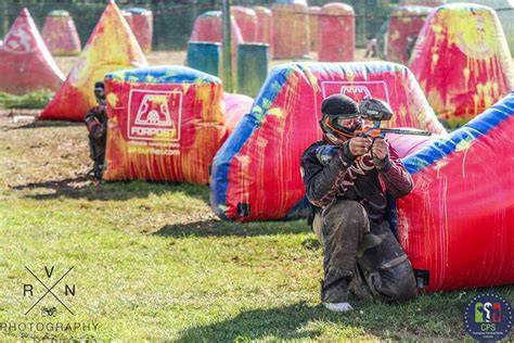 Campo da paintball con giocatori mascherati