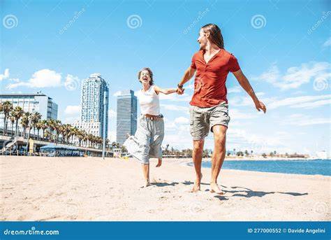 Coppia felice sulla spiaggia in California