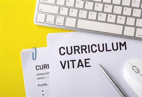 Illustrazione di un recruiter che esamina diversi CV