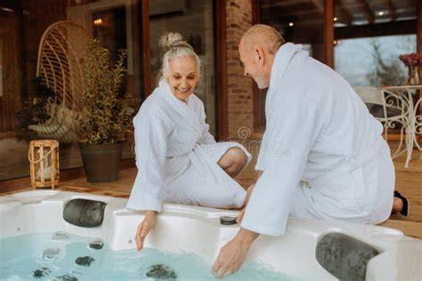Immagine di una coppia che si rilassa in una vasca idromassaggio in una spa
