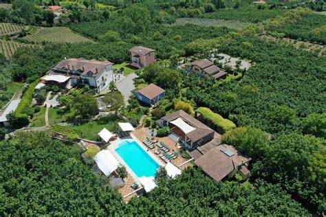 Piscina esterna di Villa Rizzo Resort & Spa circondata dal verde