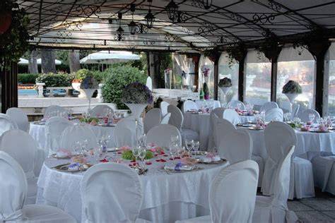 Foto di un ricevimento di matrimonio all'aperto a Villa Rizzo