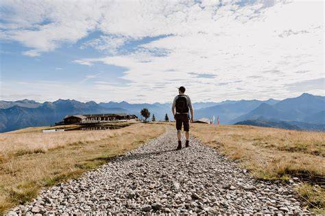 Sentiero panoramico con strapiombo tra le Dolomiti