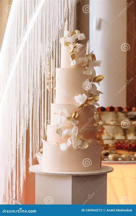 Torta nuziale decorata con fiori rosa e bianchi