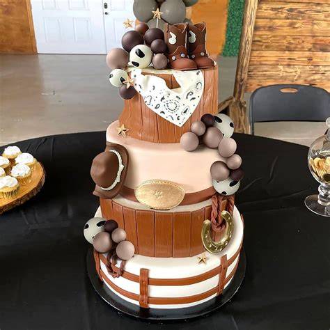 Torta nuziale con decorazioni musicali