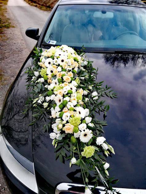 Composizioni floreali per auto matrimonio