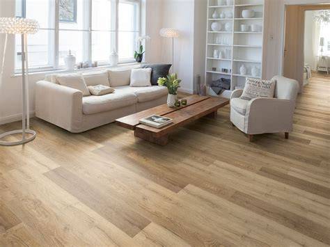 Esempio di pavimento laminato effetto rovere mielato in un ambiente moderno