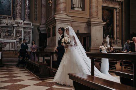Foto di una sposa che entra in chiesa