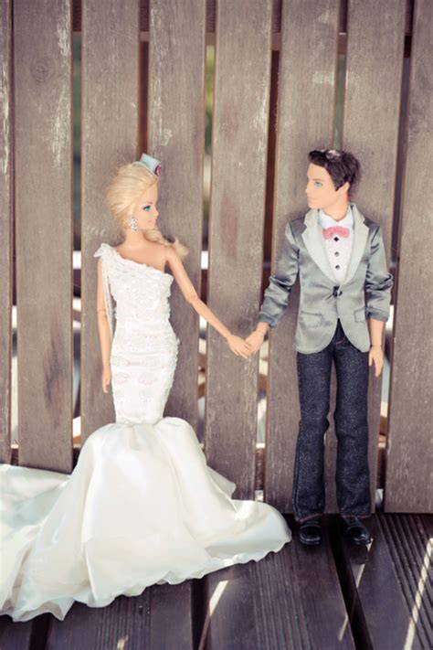 Scena del matrimonio di Barbie e Ken nel reportage fotografico