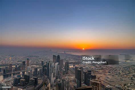 Skyline di Dubai all'alba visto dal Burj Khalifa