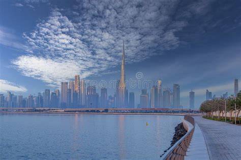 Spiaggia con vista sullo skyline di Dubai all'alba