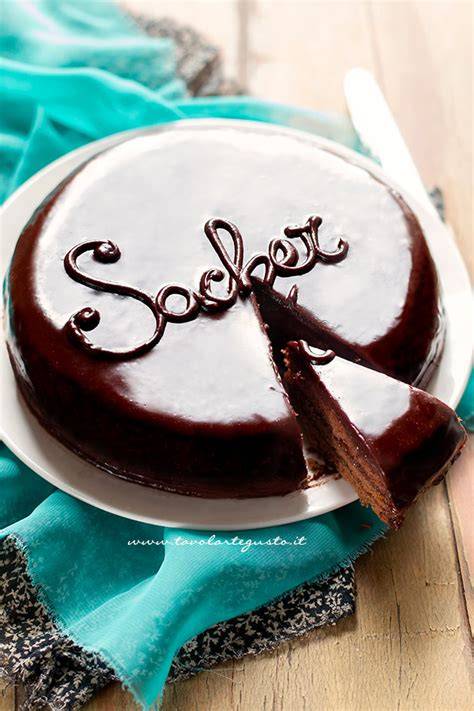 Torta Sacher servita con panna