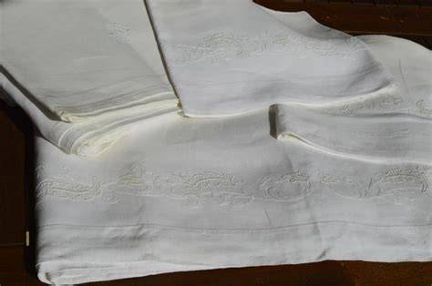 Dettaglio di lenzuola ricamate a mano