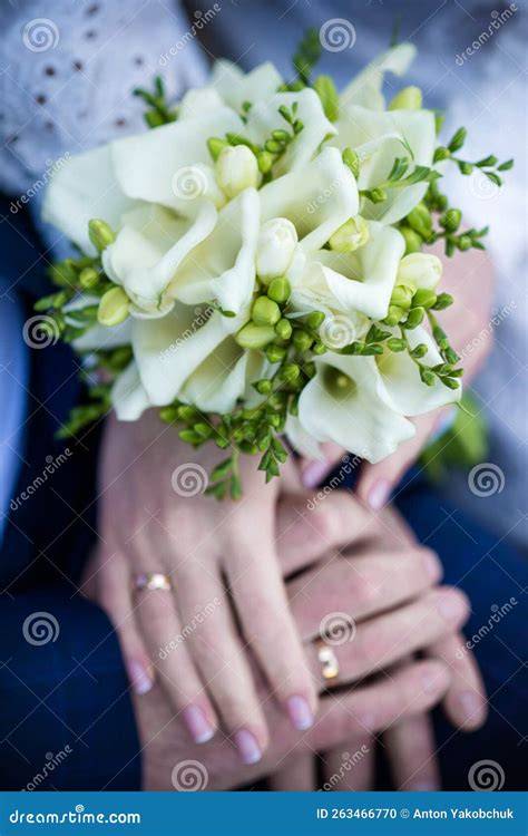 Sposo con in mano un bouquet