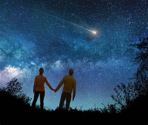 Coppia che guarda le stelle