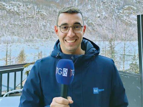 Andrea Vuolo che parla alla telecamera durante una previsione meteo