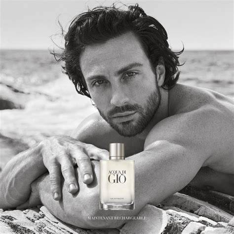 Aaron Taylor-Johnson in posa per la campagna di Acqua di Giò