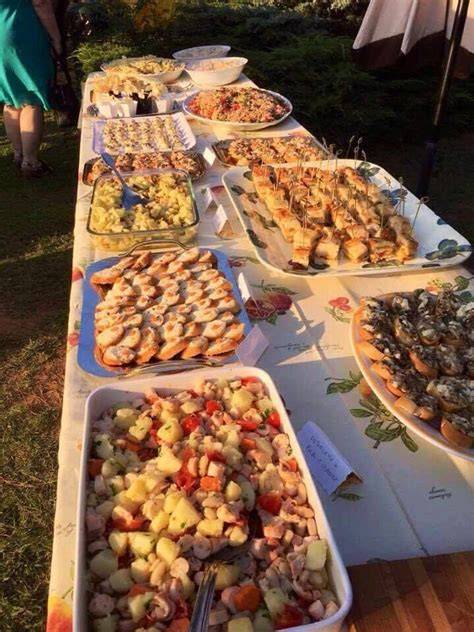 Buffet con cibo servito da personale incaricato
