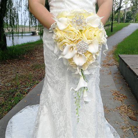 Esempi di bouquet da sposa a cascata con diverse combinazioni di fiori e colori