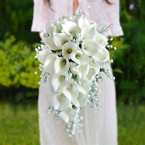 Tavola comparativa: Stili di bouquet a cascata e abiti da sposa consigliati
