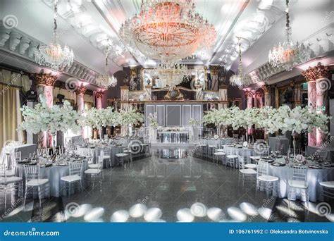 Dettaglio di un banchetto nuziale in una sala elegante
