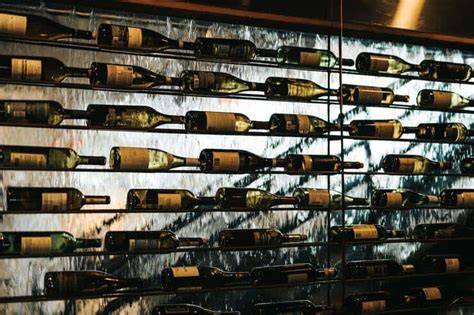 Cantina con bottiglie di idromele