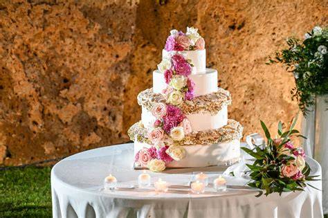 Torta nuziale decorata con numeri 40