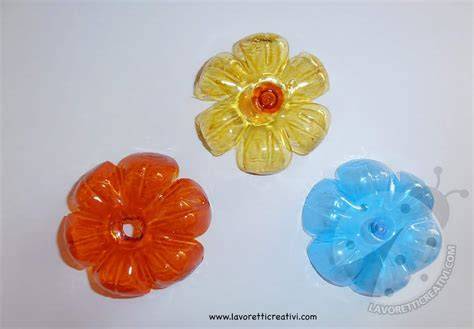 Fiori decorativi realizzati con il fondo delle bottiglie di plastica