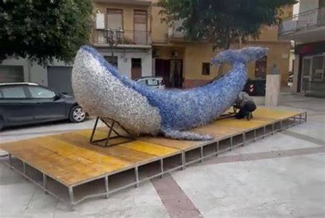 Installazione artistica realizzata con bottiglie di plastica