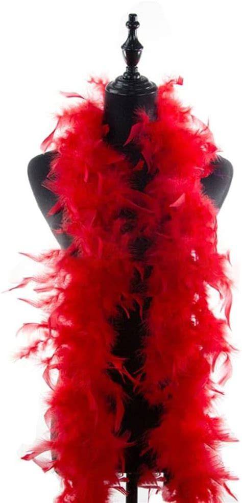 Dettaglio di un costume da burlesque con piume e paillettes