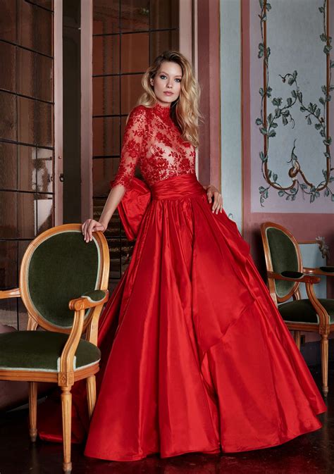 antico abito da sposa rosso con dettagli dorati