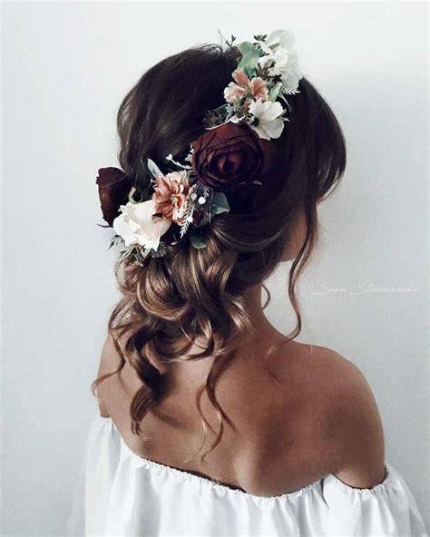 Sposa in stile hippie con corona di fiori