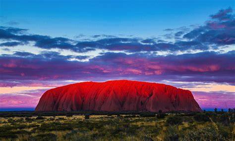 Uluru al tramonto