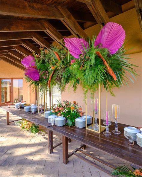 Allestimento matrimonio in stile tropicale con piante esotiche e fiori vivaci