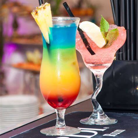 Immagine di un cocktail colorato servito in un locale con vista fiume